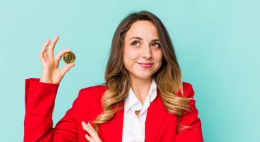 Güzel bir kadın omuz silkiyor, kafası karışık ve kararsız.