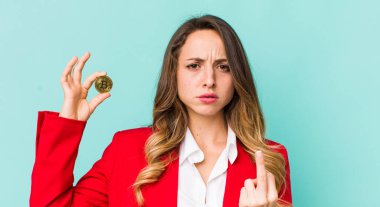 Güzel bir kadın kızgın, sinirli, asi ve agresif hissediyor.