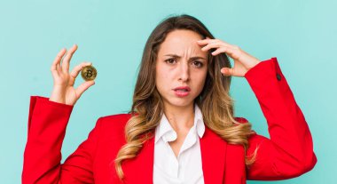 Güzel kadın şaşkın ve şaşkın hissediyor, senin deli olduğunu gösteriyor.