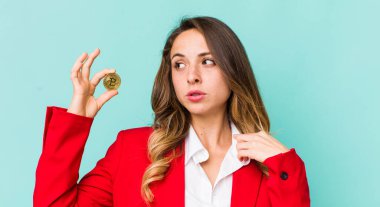 Güzel bir kadın stresli, endişeli, yorgun ve hayal kırıklığına uğramış hissediyor.