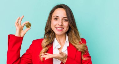 Güzel bir kadın neşeyle gülümser, mutlu hisseder ve bir konsept gösterir.