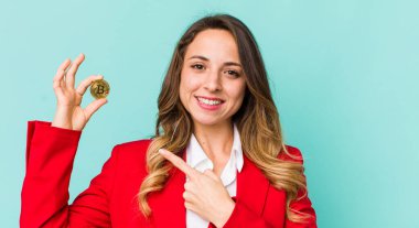 Güzel bir kadın neşeyle gülümsüyor, mutlu hissediyor ve bir tarafı işaret ediyor.