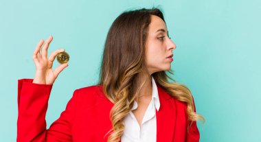 Güzel bir kadın profil görünümünde düşünüyor, hayal ediyor ya da hayal kuruyor.