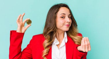 Güzel bir kadın kapiş ya da para yapıyor, sana ödemeni söylüyor.