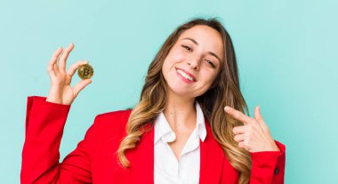 Kendine güvenen güzel bir kadın kendi gülüşünü işaret ediyor.