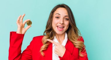 Güzel bir kadın heyecanlı ve şaşırmış görünüyor.