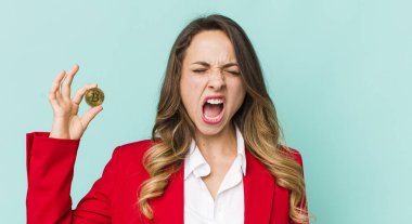 Güzel kadın agresif bir şekilde bağırıyor, çok kızgın görünüyor.