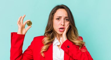 Güzel bir kadın şok olmuş ve korkmuş hissediyor.