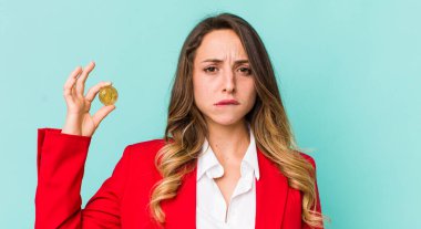 Güzel kadın kafası karışmış ve şaşkın görünüyor.