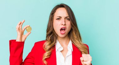 Güzel bir kadın sinirli bir ifadeyle agresif bir şekilde bağırıyor.