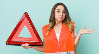 Güzel kadın şaşkın, şaşkın ve şüpheci hissediyor.