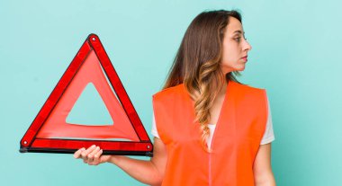 Güzel bir kadın profil görünümünde düşünüyor, hayal ediyor ya da hayal kuruyor.