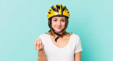 Güzel bir kadın kapiş ya da para yapıyor, sana ödemeni söylüyor.