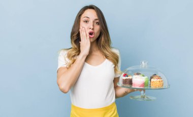 Güzel bir kadın şok olmuş ve korkmuş hissediyor.