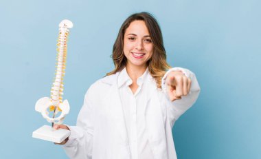 Güzel bir kadın kamerayı işaret ederek seni seçiyor.