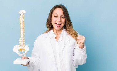 Güzel kadın şokta, gülüyor ve başarıyı kutluyor.