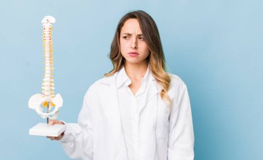 Güzel bir kadın üzgün, üzgün ya da kızgın hisseder.