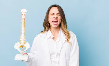 Güzel kadın agresif bir şekilde bağırıyor, çok kızgın görünüyor.