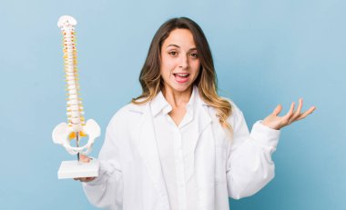 Güzel bir kadın kendini mutlu hissediyor, bir çözüm ya da fikir bulduğunda şaşırıyor.