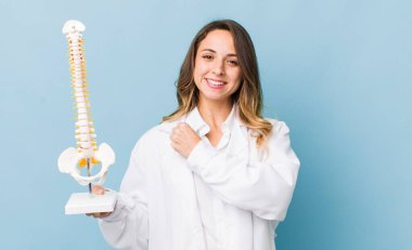 Güzel bir kadın kendini mutlu hisseder ve bir meydan okumayla yüzleşir.