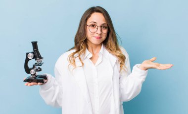 Güzel kadın şaşkın, şaşkın ve şüpheci hissediyor.