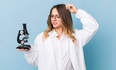 Güzel bir kadın mutlu bir şekilde gülümsüyor ve hayal kuruyor.