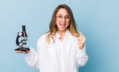 Güzel kadın şokta, gülüyor ve başarıyı kutluyor.