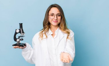 Güzel bir kadın mutlu bir şekilde gülümsüyor ve bir konsept sunuyor.