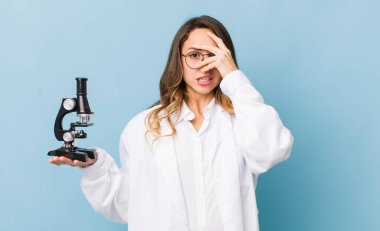 Güzel bir kadın şok olmuş, korkmuş ya da korkmuş görünüyor.