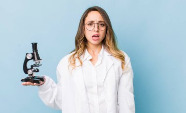 Güzel kadın çok şaşırmış ya da şaşırmış görünüyor.