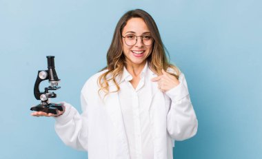 Güzel bir kadın mutlu hissediyor ve heyecanla kendini işaret ediyor.