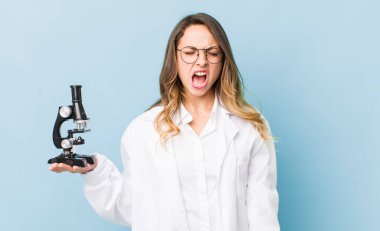 Güzel kadın agresif bir şekilde bağırıyor, çok kızgın görünüyor.