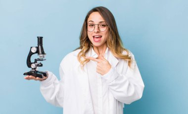 Güzel bir kadın heyecanlı ve şaşırmış görünüyor.