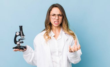 Güzel kadın sinirli, sinirli ve hayal kırıklığına uğramış görünüyor.