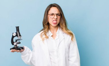 Güzel bir kadın tiksinti ve tedirginlik duyar ve dilini dışarı çıkarır.