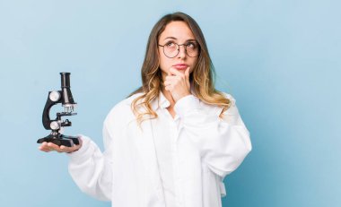 Düşünen, kuşkucu ve kafası karışık güzel bir kadın.