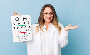 Güzel kadın şaşkın, şaşkın ve şüpheci hissediyor.