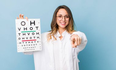 Güzel bir kadın kamerayı işaret ederek seni seçiyor.