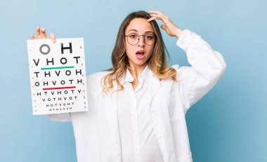 Güzel kadın mutlu, şaşkın ve şaşırmış görünüyor.