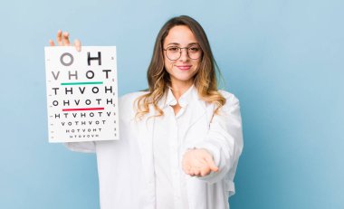 Güzel bir kadın mutlu bir şekilde gülümsüyor ve bir konsept sunuyor.