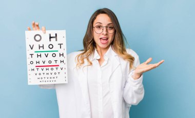 Güzel bir kadın kendini mutlu hisseder ve inanılmaz bir şeye şaşırır.