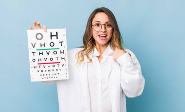 Güzel bir kadın mutlu hissediyor ve heyecanla kendini işaret ediyor.