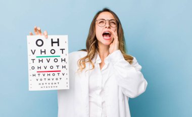 Güzel bir kadın kendini mutlu hisseder. Elleri ağzında bağırır.