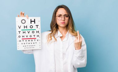 Güzel bir kadın kızgın, sinirli, asi ve agresif hissediyor.