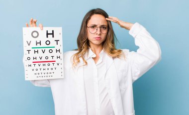 Güzel kadın şaşkın ve şaşkın hissediyor, senin deli olduğunu gösteriyor.