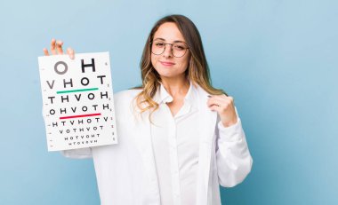 Güzel kadın kibirli, başarılı, pozitif ve gururlu görünüyor.