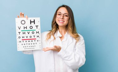 Güzel bir kadın neşeyle gülümser, mutlu hisseder ve bir konsept gösterir.