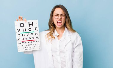 Güzel kadın agresif bir şekilde bağırıyor, çok kızgın görünüyor.