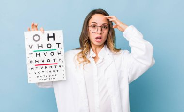 Güzel kadın şaşırmış görünüyor, yeni bir düşünce, fikir ya da konsept fark ediyor.