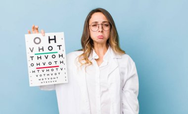 Güzel bir kadın üzgün ve sızlanıyor. Mutsuz bir bakışla ve ağlamayla.